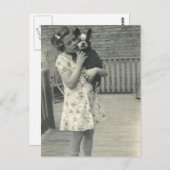 Petite fille tenant sa carte de poste pour chien (Devant / Derrière)