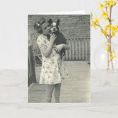 Petite fille tenant sa carte de voeux de chien (Fleur jaune)