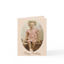 Petite fille vintage dans la carte d'anniversaire