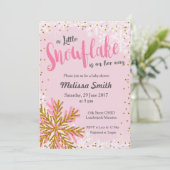 Petite invitation de baby shower de flocon rose or (Debout devant)