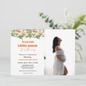 Petite invitation de baby shower de pêche douce (Debout devant)
