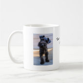 Petite tasse de café de chiot de Schnauzer (Gauche)