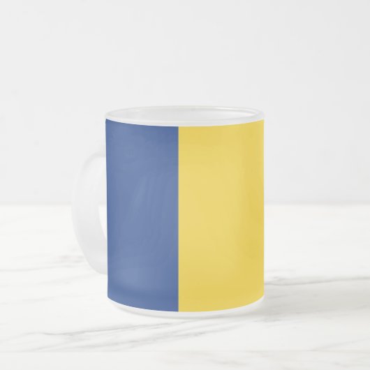 Petite tasse de verre dépoli avec drapeau de Rouma (Devant gauche)