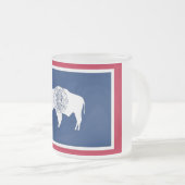 Petite tasse de verre dépoli avec drapeau Wyoming (Devant droit)