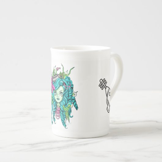 Petite tasse étrangère (Devant droit)