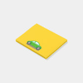 Petite voiture verte sur un Post-It jaune (Incliné)