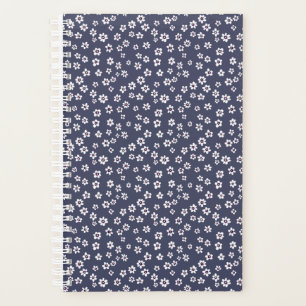 Petites fleurs blanches sur un planificateur bleu