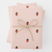 Petites fraises mignonnes sur papier d'emballage r (En situation)