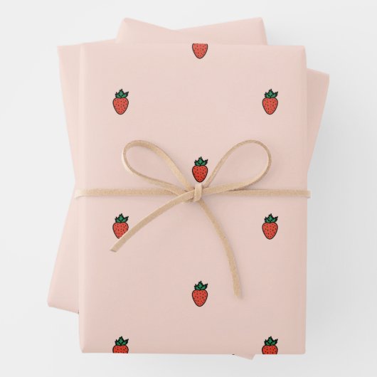 Petites fraises mignonnes sur papier d'emballage r (En situation)