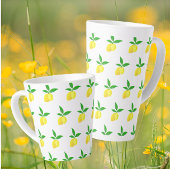 Petits citrons sur mug latte blanc