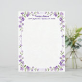 Petits fleurs violettes sur un papier à lettres à (Debout devant)