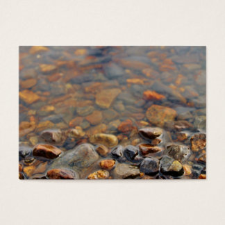 Petits galets dans l'eau