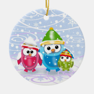 Petits hiboux dans un ornement de Noël en neige