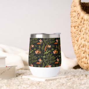 Petits pandas roux dans le tumbler à vin noir en f