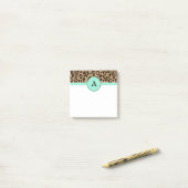 Petits Post-It Monogrammes Turquoise à Imprimé Léo (Sur un bureau)