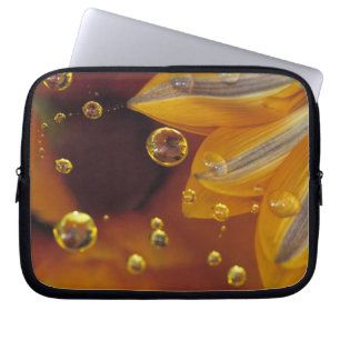 Petroleumether op het reflecterende oppervlak met laptop sleeve