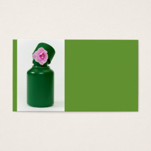 peu de bouteille verte et fleur rose