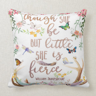 Peu de coussin féroce de crèche de fille de région