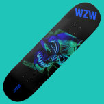 Peur Badass Neon Blue Skull Monogramme Skateboard<br><div class="desc">Un crâne effrayant en bleu électrique néon et vert turquoise est présenté centré sur un arrière - plan noir, laissant de la place aux deux extrémités pour un nom et un monogramme dans un bleu riche et une police Erosion convaincante. Idéal pour Halloween, día de muertos / jour des morts...</div>