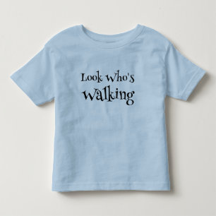 Peuterjongen loopt in het blauw kinder shirts