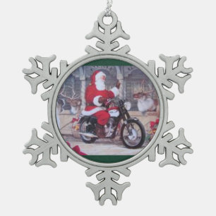 Pewter Santa op een kerstversiering op de motorfie Tin Sneeuwvlok Ornament