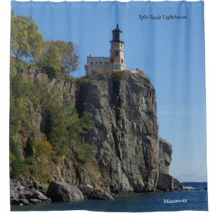Phare fendu de roche de rideau en douche de plage