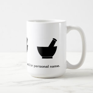 Pharmacien composant la tasse de voyage de café d