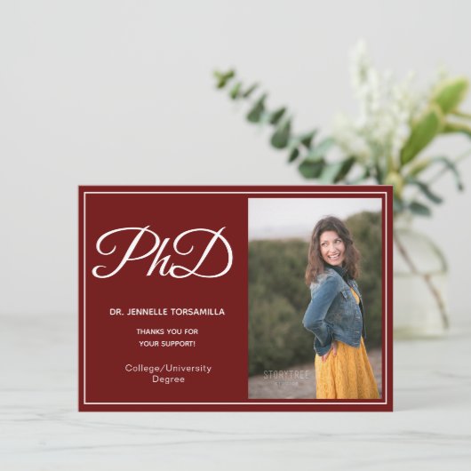 PhD-graad Bourgondië White Photo Script-Afstuderen Aankondiging (Staand voorkant)