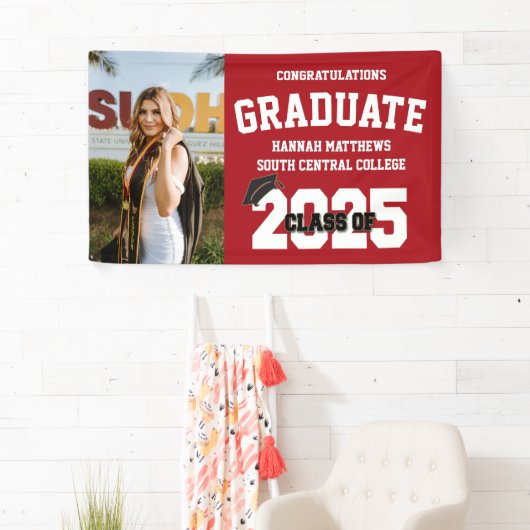 Photo 2025 Bannière Red Graduation avec Casquette (En situation)
