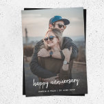 Photo Anniversaire | Carte moderne tendance design<br><div class="desc">Photo personnalisée simple et élégante Carte Happy Anniversaire avec typographie manuscrite minimaliste moderne et un dégradé noir simple. La photo et le texte peuvent facilement être personnalisés pour un design aussi unique que votre mari, votre femme, votre partenaire ou un couple heureux! L'image montrée n'est à des fins d'illustration que...</div>