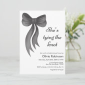 Photo Black Bow She's Tying the Knot Bridal Shower Kaart (Staand voorkant)