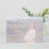 Photo Calligraphie Invitation Baby shower fille (Debout devant)