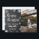 Photo Carte de Faire-part de grossesse de Noël<br><div class="desc">Cartes de Faire-part de grossesse Noël en tableau noir. Attendez-vous à des parents ! Script de typographie moderne en lettres blanches "plus le texte est plus plaisant" avec des flocons de neige blancs sur la carte de tableau pour partager vos bonnes nouvelles avec votre famille et vos amis pendant la...</div>