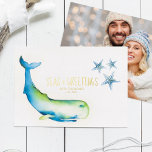 Photo Carte de vacances Watercolor Whale<br><div class="desc">Do Tell A Belle's beach photo La carte de Noël est parfaite pour envoyer à des amis et à la famille cette saison. Il comporte une frontière de ma baleine d'origine aquarelle et de l'étoile de mer dans les tons bleus. Le mot "Mer et salutations" et votre personnalisation est mis...</div>