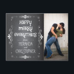 Photo Chalkboard Happy Joyeux Tout Carte Postale<br><div class="desc">Des gribouillis bouclés et des gribouillis décorent cette carte postale de Noël amusante et fantaisiste qui présente une photo amusante du couple heureux.</div>