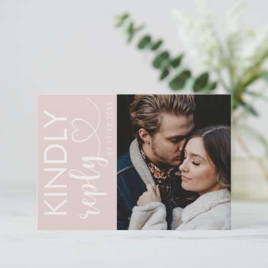Photo chic et carte RSVP de mariage rose pâle (Debout devant)