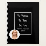 Photo citation motivationnelle noir 2026<br><div class="desc">Un élégant arrière - plan noir. Un cadre blanc et la citation motivationnelle,  texte : Soyez courageux,  Soyez audacieux,  Soyez vous. Personnalisez et ajoutez votre nom,  année et une photo,  des lettres blanches. Ajoutez votre propre photo.</div>