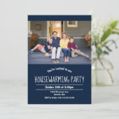 Photo Dark Blue House Invitation (Debout devant)