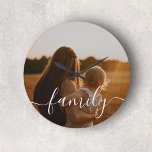 Photo de calligraphie familiale<br><div class="desc">Conçu avec précision et soin, notre horloge personnalisée présente un design élégant et sophistiqué. Le visage de l'horloge est orné d'un script joliment écrit à la main, où le mot "Famille" prend le centre de la scène. Ce script manuscrit donne un sens de la touche personnelle et de la chaleur,...</div>