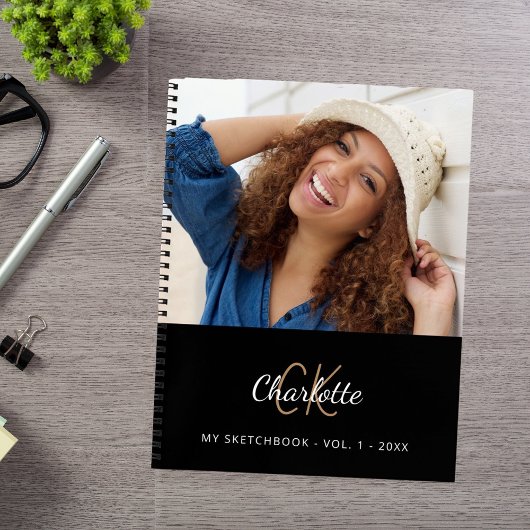 Photo de carnet de croquis noir blanc monogramme