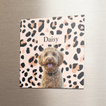 Photo de chien Empreinte de léopard personnalisée<br><div class="desc">Améliorez votre réfrigérateur ou votre carte magnétique avec notre photo Empreinte de léopard personnalisée Chien avec l'aimant de nom! Cet aimant élégant présente un design empreinte de léopard branché, personnalisé avec une photo de votre chien bien-aimé et leur nom. C'est une façon parfaite de montrer votre amour pour votre ami...</div>