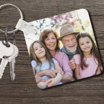 Photo de conservation familiale personnalisée<br><div class="desc">Créez un souvenir personnalisé avec ce porte - clé photo recto-verso personnalisé, parfait pour grand-mère et grand-père ! Avec de l'espace pour deux photos, c'est une excellente façon d'afficher vos photos préférées des petits-enfants. Bien qu'il soit conçu avec les grands-parents en tête, vous pouvez facilement échanger les photos pour la...</div>