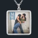 Photo de couples d'amour et collier de monogramme<br><div class="desc">Célébrez votre amour avec un beau pendentif qui comporte une photo des couples et de leurs initiales.  Perfectionnez pour un fiançailles,  un mariage ou un cadeau de Valentine. Texte blanc sur une bannière molle de drapeau bleu de denim.</div>
