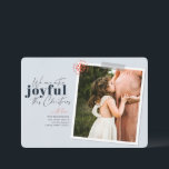 Photo de Faire-part de grossesse bleu extra joyeux<br><div class="desc">Une carte de vacances moderne avec un message qui dit "Nous sommes très joyeux ce Noël" parfait pour annoncer la grossesse de votre famille. Personnalisez avec vos noms,  votre photo préférée et un court message. Image couleur bleue de Jessica Rockowits sur Unsplash</div>
