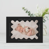 Photo de Faire-part de naissance à cadre noir ondu (Debout devant)