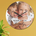 Photo de famille<br><div class="desc">Cette horloge élégante dispose d'une photo de famille, avec une élégante typographie de script. Facilement personnalisable avec votre photo et votre nom. Fait un grand gardien de famille et un cadeau pour les grands-parents.</div>