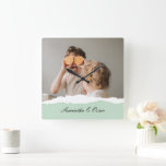 Photo de famille moderne et nom personnalisé Monna<br><div class="desc">Présentation de la photo familiale moderne et cadeau de nom personnalisé de marque! Ce cadeau unique et réfléchi est conçu pour célébrer et chérir les moments spéciaux de votre famille.Offrez le cadeau de souvenirs chéris et de douceur personnalisée avec la photo de famille moderne et le cadeau de nom personnalisé...</div>