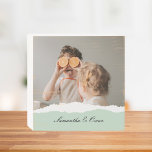 Photo de famille moderne et nom personnalisé Monna<br><div class="desc">Présentation de la photo familiale moderne et cadeau de nom personnalisé de marque! Ce cadeau unique et réfléchi est conçu pour célébrer et chérir les moments spéciaux de votre famille.Offrez le cadeau de souvenirs chéris et de douceur personnalisée avec la photo de famille moderne et le cadeau de nom personnalisé...</div>