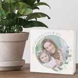 Photo de la fête des mères encadrée de Fleur sauva<br><div class="desc">Panneau de la boîte photo en bois pour la fête des mères ou modifier le texte pour toute autre occasion. Le modèle photo est configuré pour que vous puissiez ajouter votre image, qui est affichée en forme ronde. Ce design élégant et délicat présente un cadre photo floral avec des fleurs...</div>