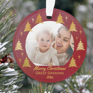 Photo de Noël de la grande grand-mère en rouge et